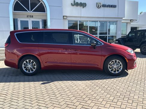 New 2026 Chrysler Pacifica Limited FWD image 6