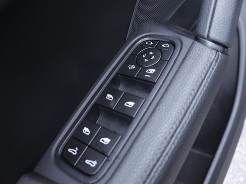 Used 2024 Porsche Cayenne Coupe image 17