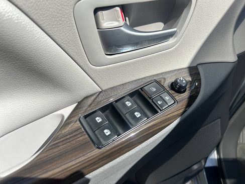 Used 2015 Toyota Sienna XLE Premium AWD/4WD image 12