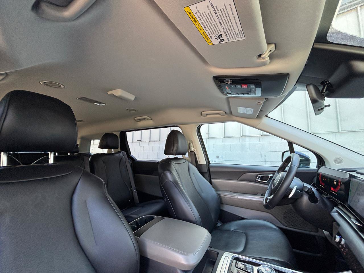 Used 2025 Kia Carnival EX FWD image 23