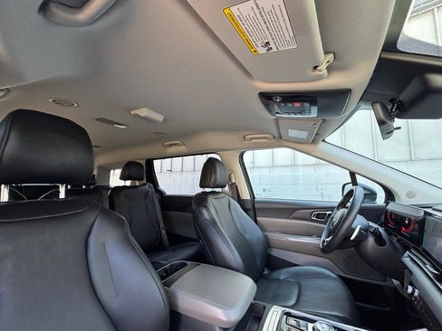 Used 2025 Kia Carnival EX FWD image 23