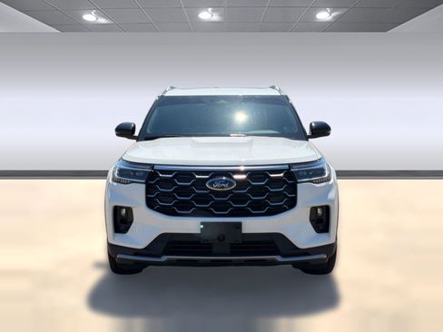 Certified 2025 Ford Explorer Platinum RWD image 6