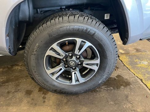 Used 2017 Toyota Tacoma TRD Sport image 26