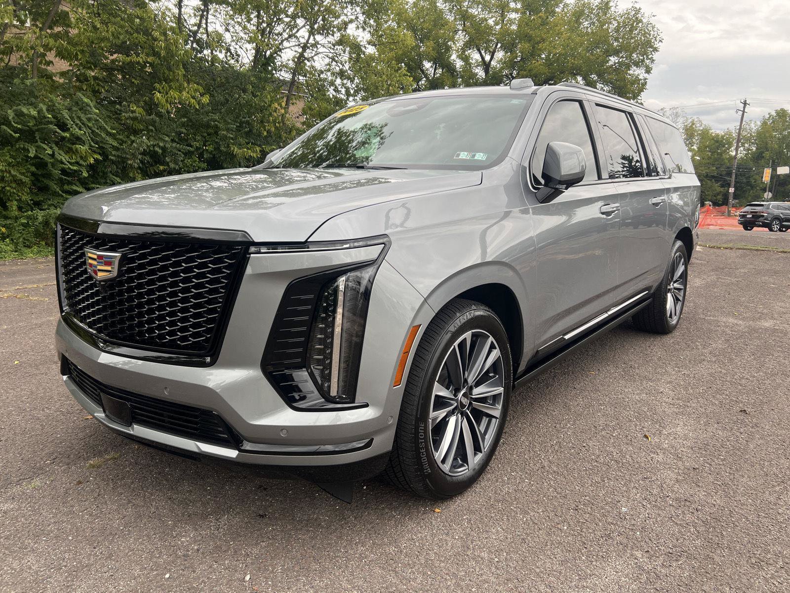 Used 2025 Cadillac Escalade ESV Sport w/ Touring Package AWD/4WD image 3