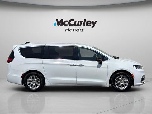 Used 2024 Chrysler Pacifica Touring-L FWD image 2