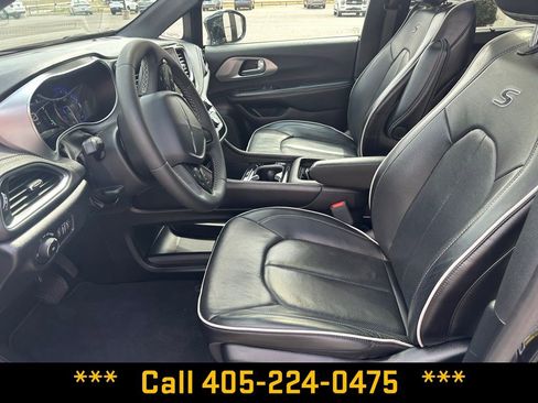 Used 2025 Chrysler Pacifica Limited FWD image 15