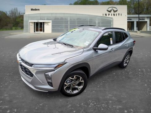 Used 2025 Chevrolet Trax LT FWD image 1