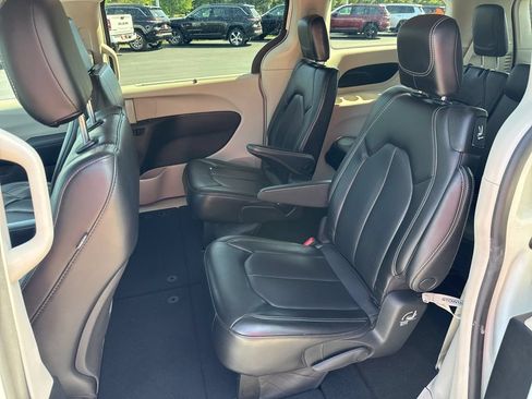 Used 2023 Chrysler Pacifica Touring-L FWD image 13