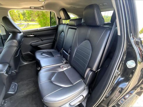 Used 2023 Toyota Highlander XLE AWD/4WD image 20