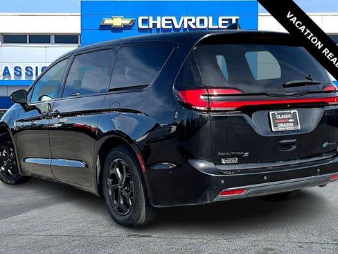 Used 2022 Chrysler Pacifica Limited w/ Uconnect Theater Family Group image 4