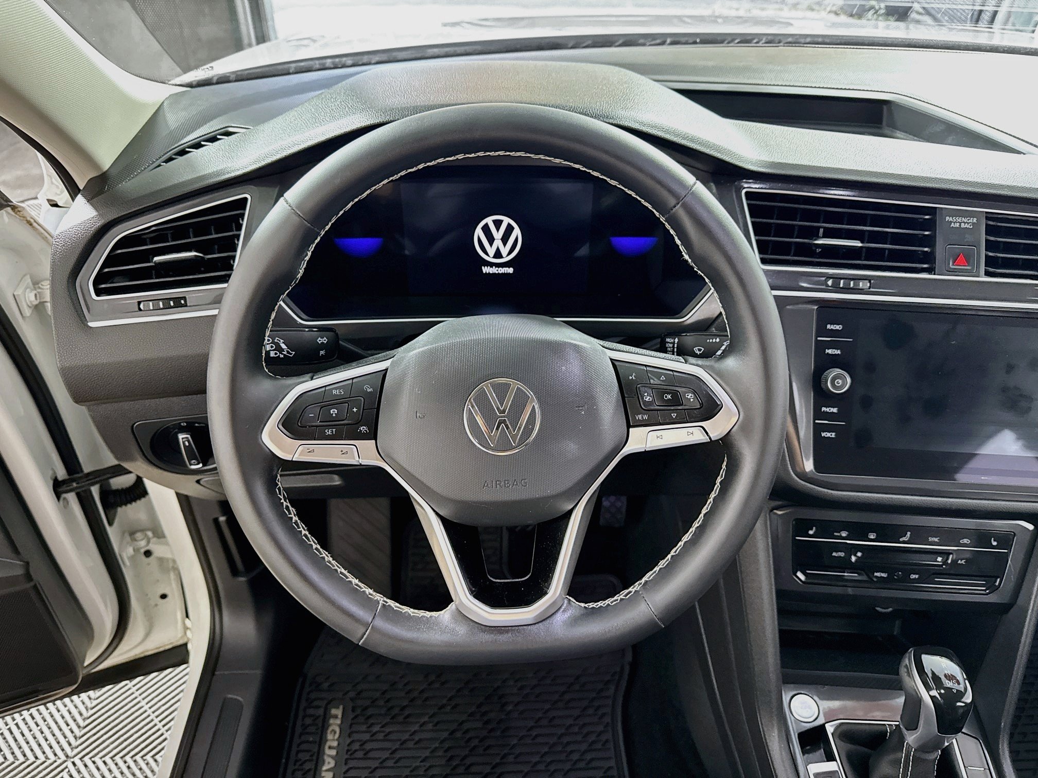 Used 2023 Volkswagen Tiguan SE AWD/4WD image 14