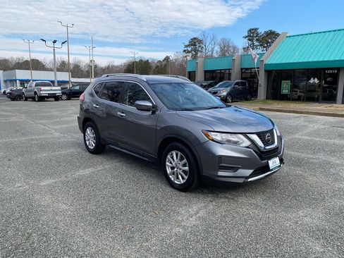 Used 2018 Nissan Rogue SV image 2