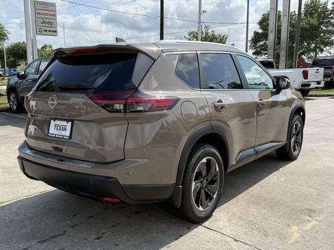 Used 2025 Nissan Rogue SV w/ SV Premium Package image 5