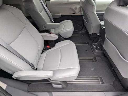 Used 2024 Toyota Sienna XLE FWD image 14
