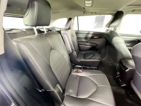 Used 2021 Toyota Highlander XLE image 28