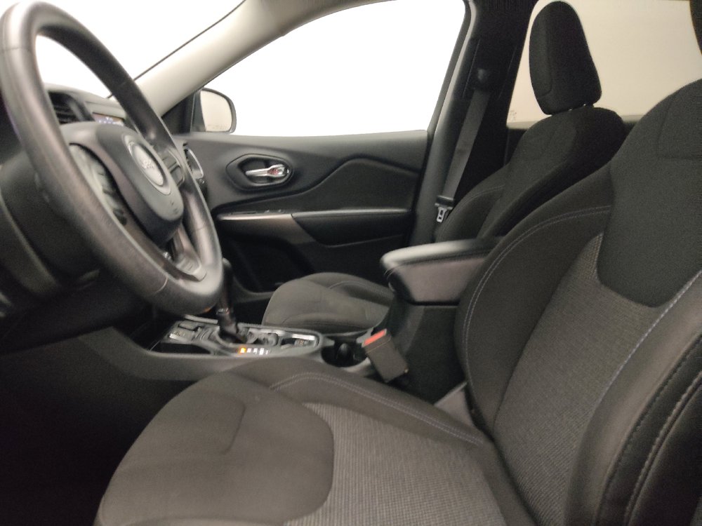 Used 2019 Jeep Cherokee Latitude w/ Popular Appearance Group FWD image 17
