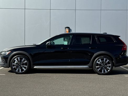 Used 2025 Volvo V60 B5 Cross Country Ultra w/ Protection Package Premier image 2