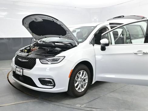 Used 2023 Chrysler Pacifica Touring-L FWD image 34