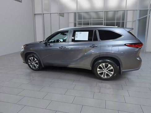 Used 2023 Toyota Highlander XLE AWD/4WD image 6