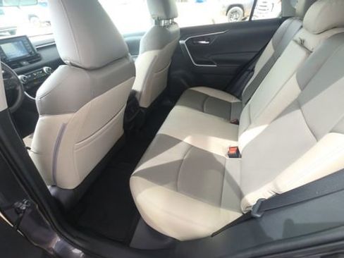 Used 2021 Toyota RAV4 XLE w/ Convenience Package FWD image 18