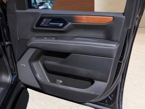 Used 2025 GMC Yukon Denali RWD image 28
