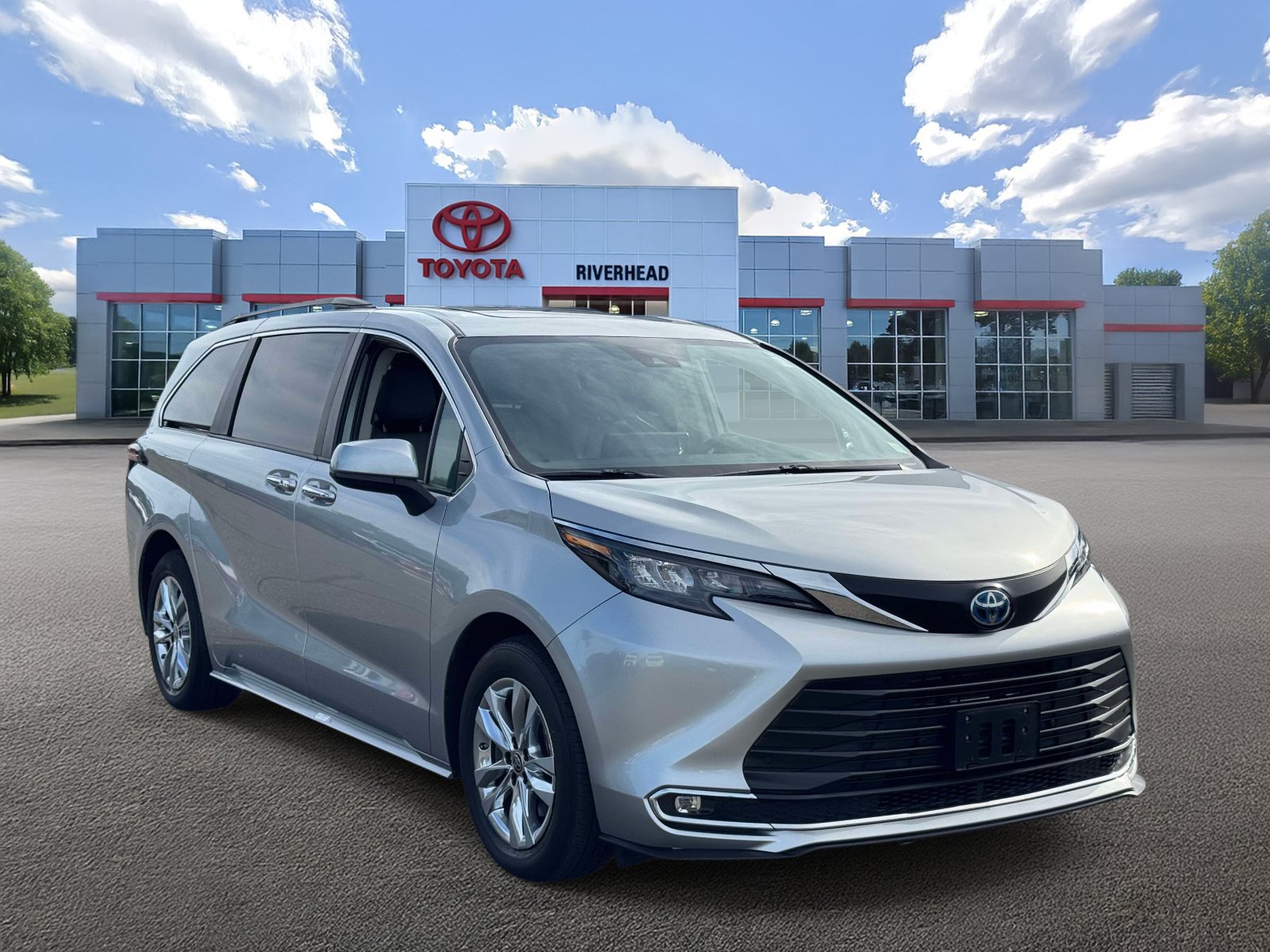 Certified 2024 Toyota Sienna XLE w/ XLE Plus Package AWD/4WD image 2