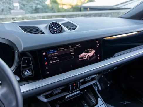 Certified 2025 Porsche Cayenne Coupe image 33