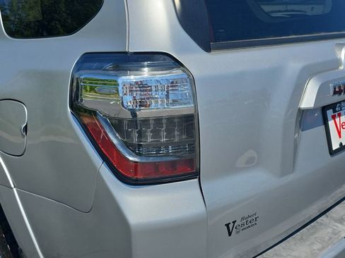 Used 2018 Toyota 4Runner SR5 AWD/4WD image 33