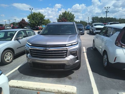 Used 2026 Chevrolet Traverse LT w/ LPO, Floor Liner Package FWD image 2