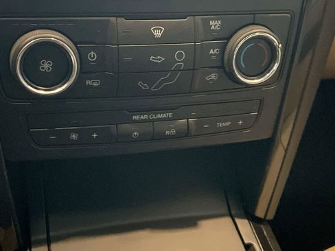 Used 2016 Ford Explorer XLT image 18