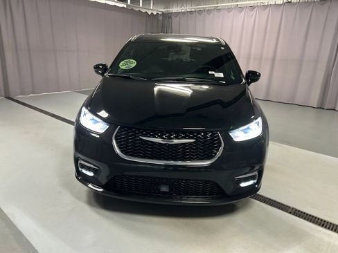 Used 2025 Chrysler Pacifica Select image 2