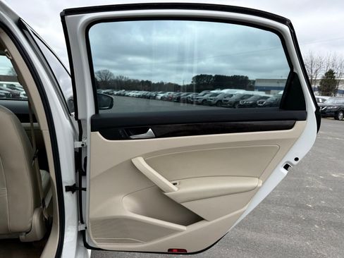 Used 2014 Volkswagen Passat 1.8T SEL Premium image 25