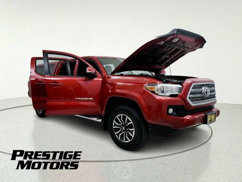 Used 2017 Toyota Tacoma TRD Sport w/ Tow Package AWD/4WD image 11