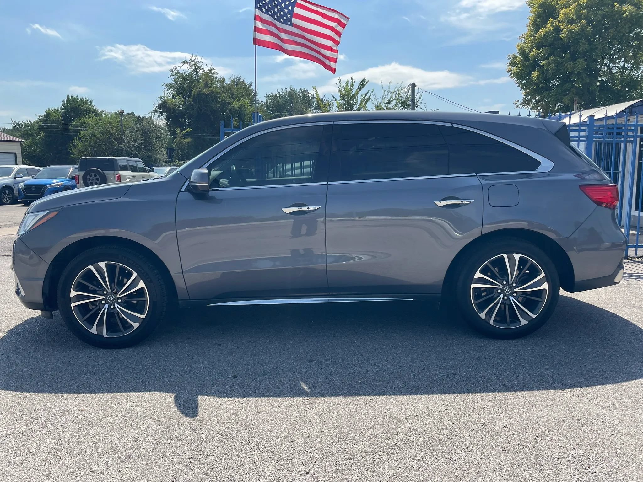 Used 2020 Acura MDX w/ Technology Package FWD image 2