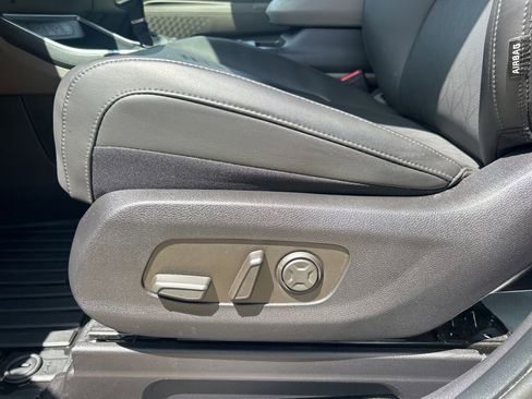 Used 2026 Kia Carnival FWD image 18
