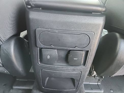 Used 2024 Ford Explorer XLT AWD/4WD image 36