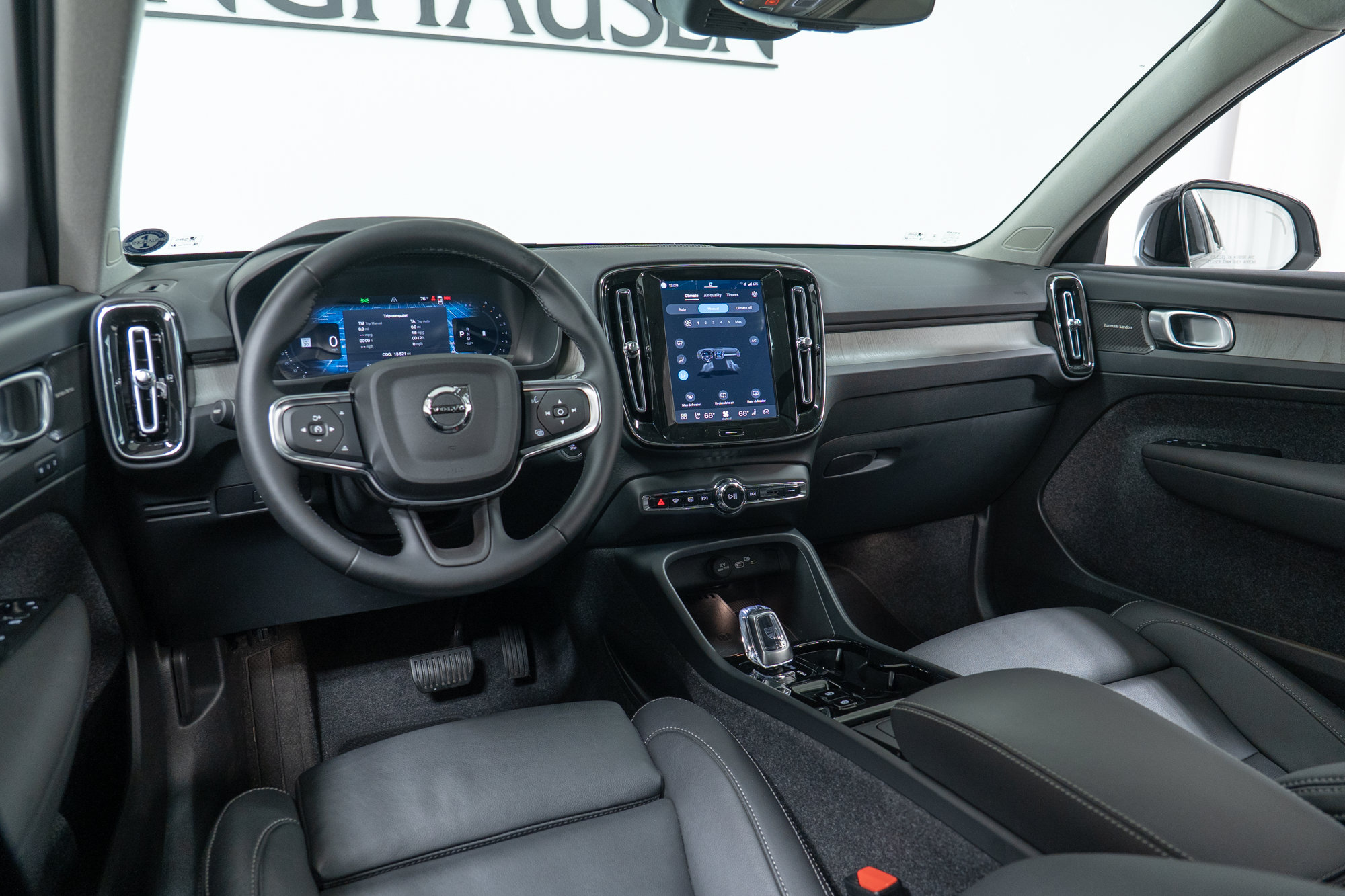 Certified 2025 Volvo XC40 B5 Plus AWD/4WD image 16
