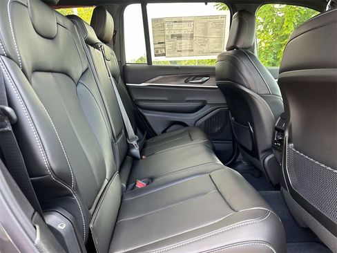 New 2025 Jeep Grand Cherokee Limited w/ Luxury Tech Group II image 34