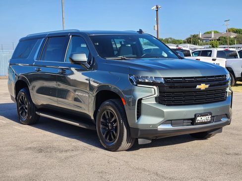 Used 2024 Chevrolet Suburban LT RWD image 3