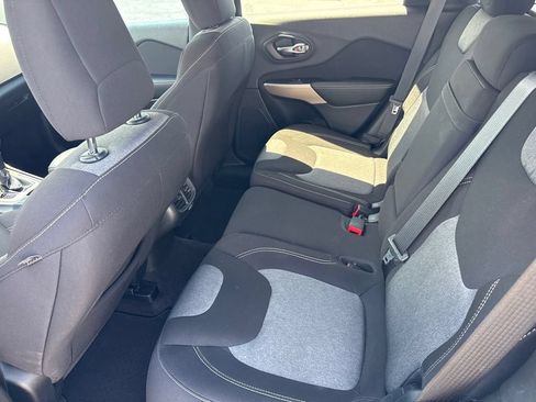 Used 2018 Jeep Cherokee Latitude AWD/4WD image 13