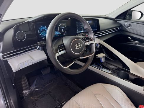Used 2025 Hyundai Elantra Limited image 23