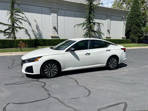 Used 2025 Nissan Altima 2.5 SV FWD image 2