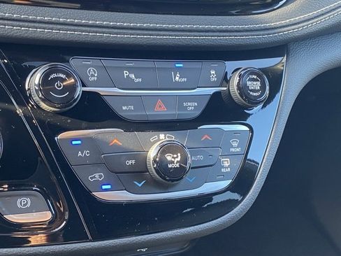 New 2026 Chrysler Pacifica Select image 23