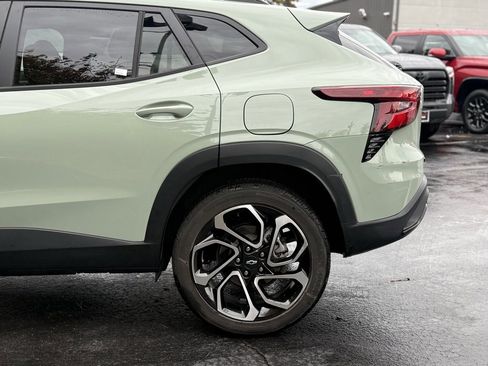 Used 2024 Chevrolet Trax RS w/ Sunroof Package image 4