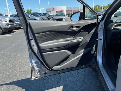 Used 2019 Toyota C-HR LE FWD image 18