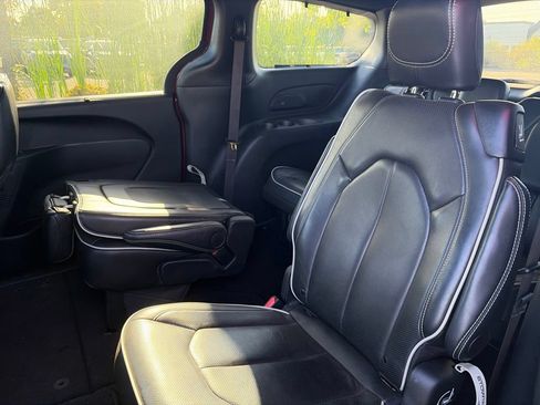 Used 2025 Chrysler Pacifica Limited FWD image 8