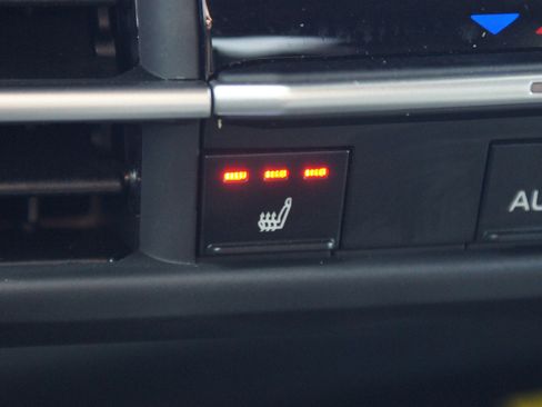 Used 2025 Toyota Sienna XSE w/ XSE Plus Package image 8