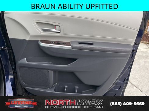 Used 2024 Toyota Sienna XLE w/ XLE Plus Package FWD image 27