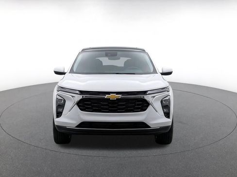 Used 2025 Chevrolet Trax LT FWD image 2
