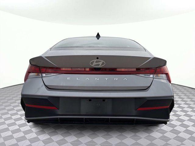 Used 2025 Hyundai Elantra SEL FWD image 3